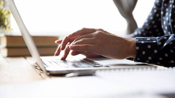 Ein Lehrer erstellt am Laptop neue Lerninhalte in Aprendo.